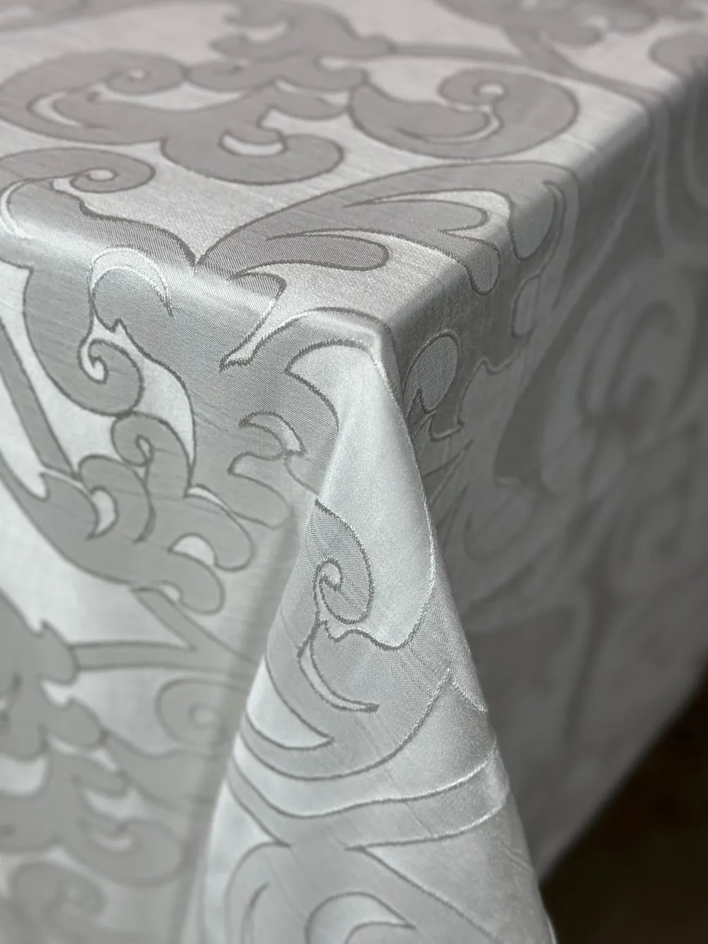 Classic Jacquard Table Linen in Silver