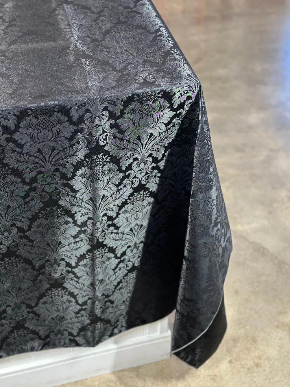 Damask Poly Table Linen in Black