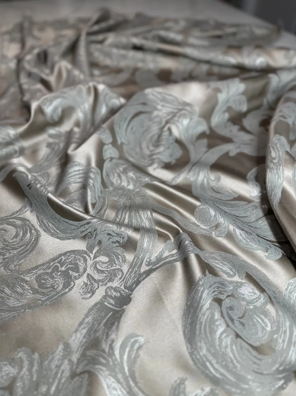 Florence Jacquard Table Linen in Silver