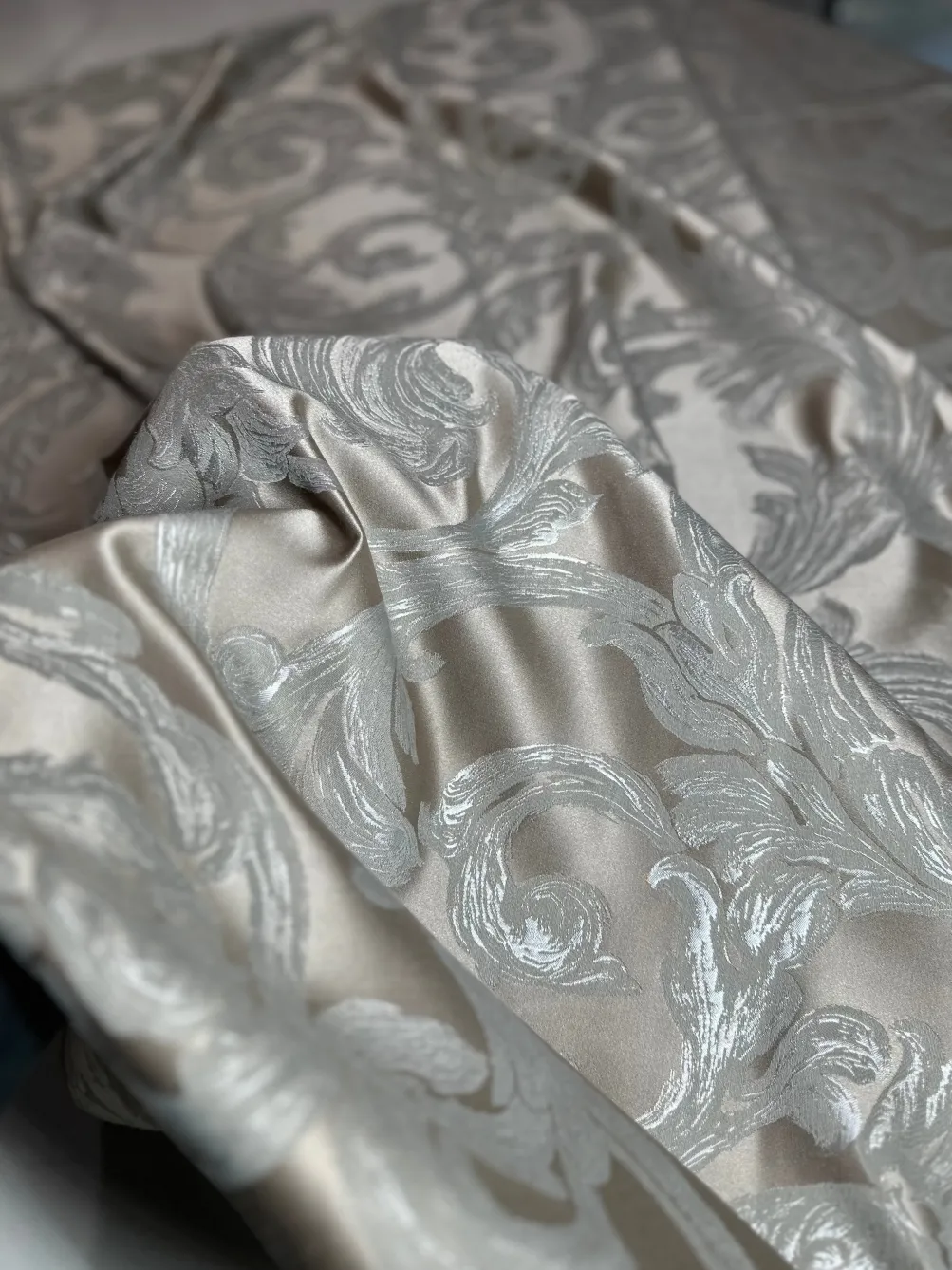 Florence Jacquard Table Linen in Silver