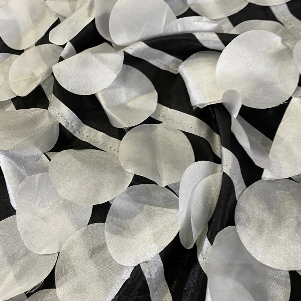 Funzie (Circle Hanging) Taffeta Table Linen in White on Black