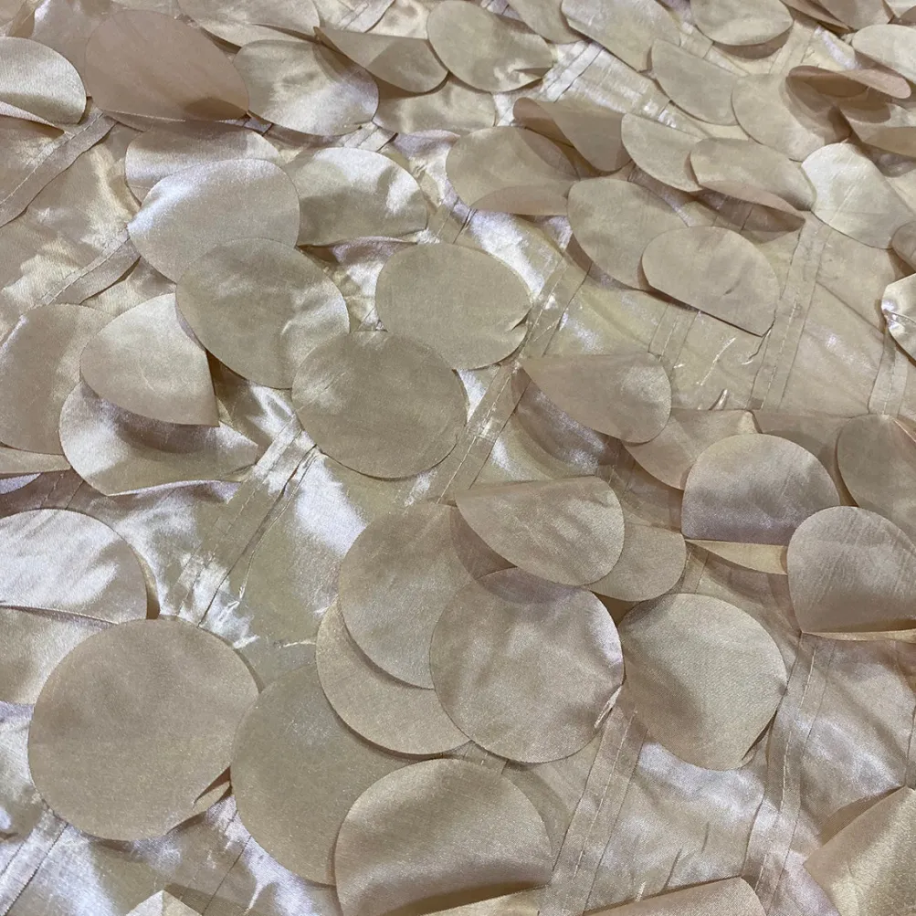 Funzie (Circle Hanging) Taffeta Table Runner in Champagne