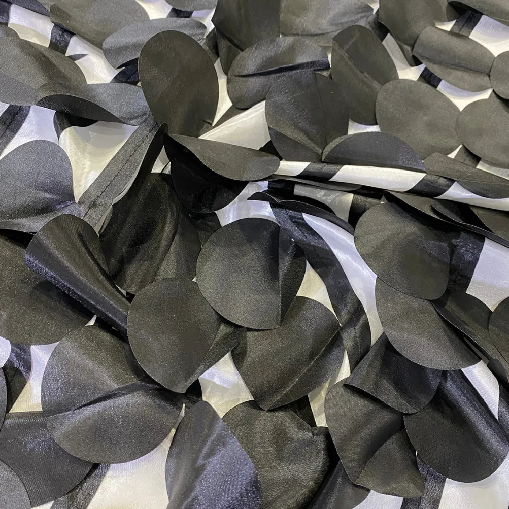 Funzie (Circle Hanging) Taffeta Table Runner in Black and White