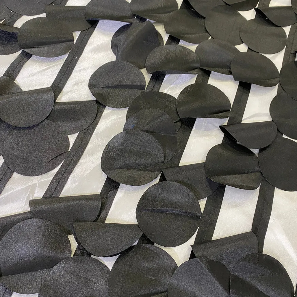 Funzie (Circle Hanging) Taffeta Table Runner in Black and White