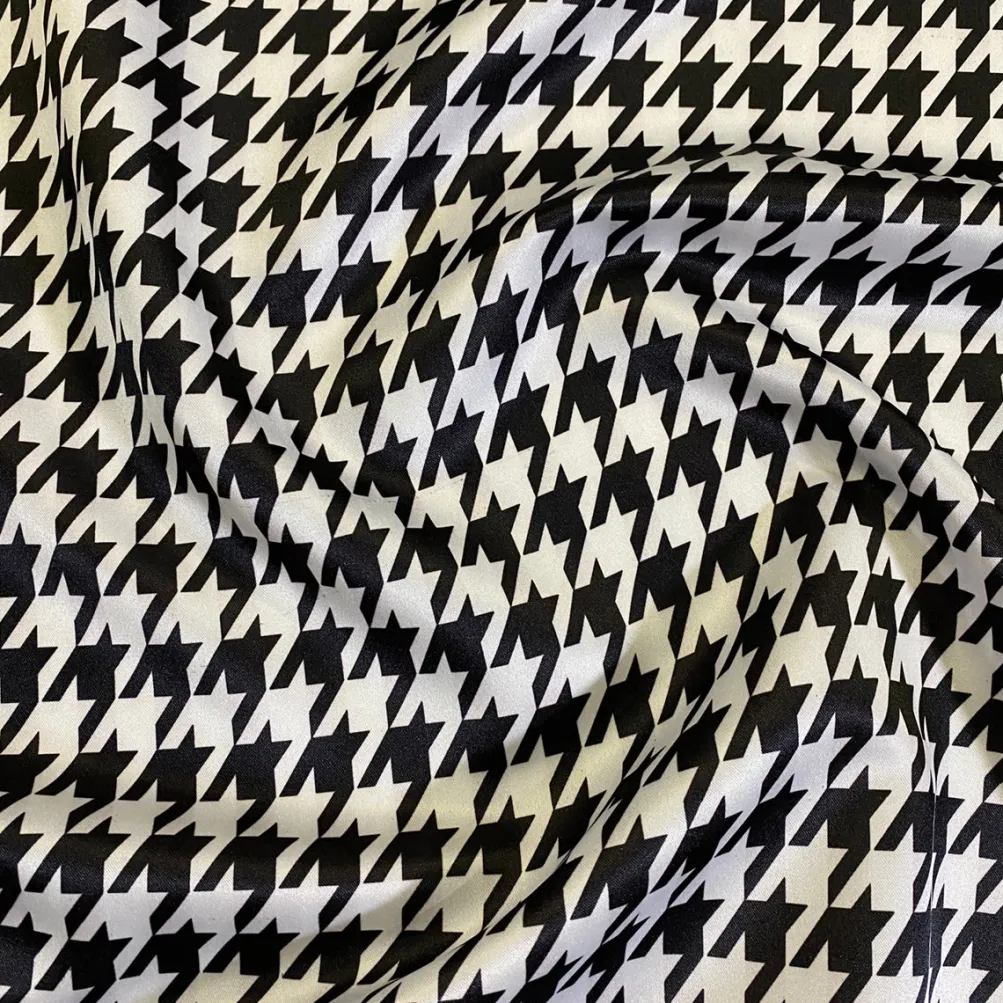 Lamour Prints Table Runner in Houndstooth