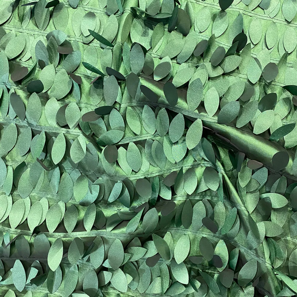 Leaf Hanging Taffeta Table Runner in Hunter Green