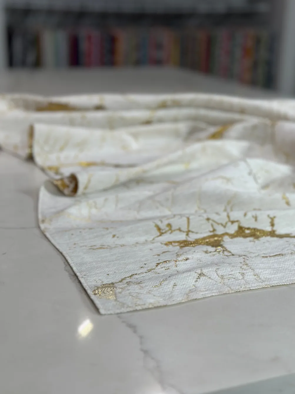 Marble Jacquard Table Linen in Gold