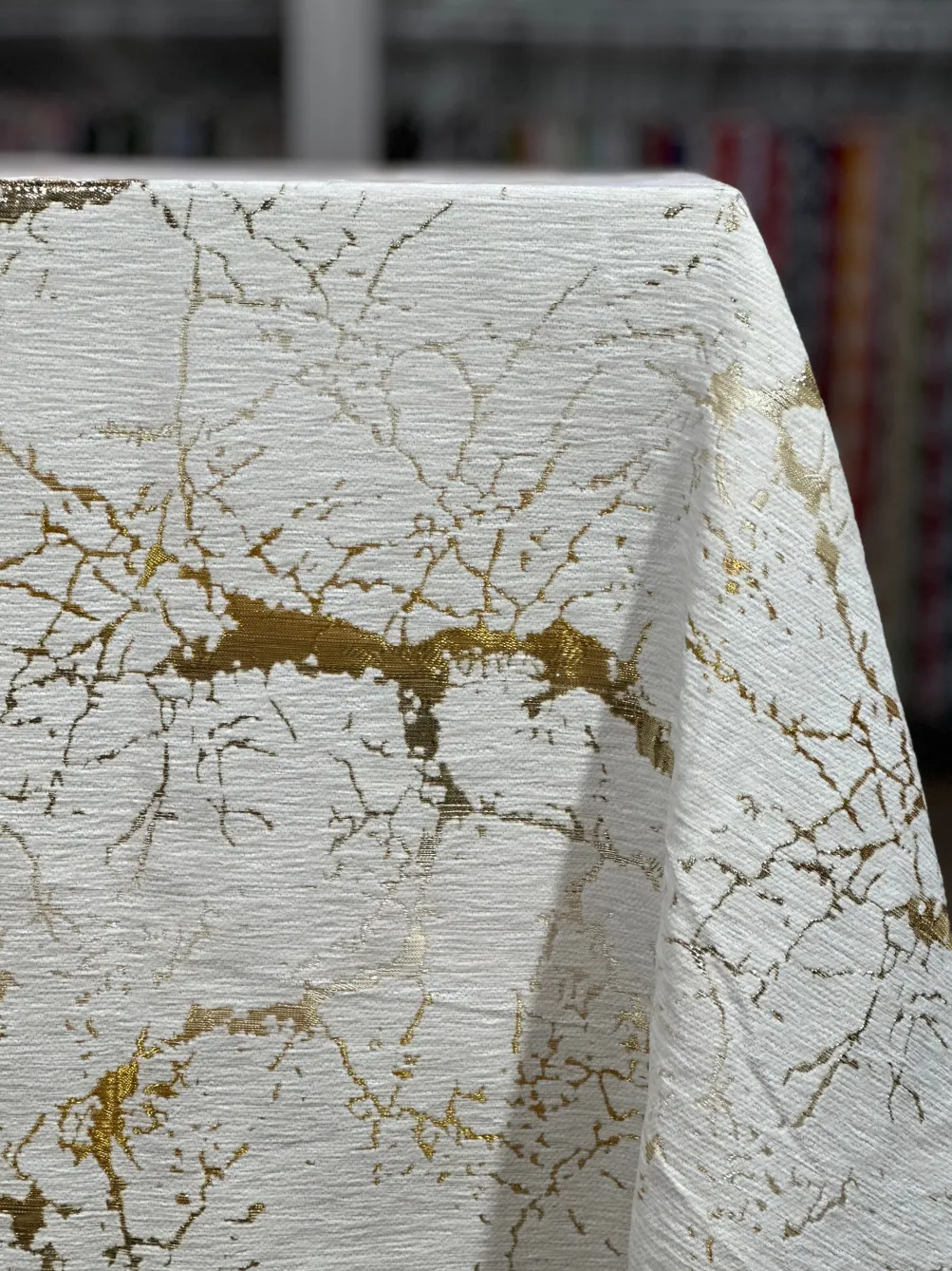 Marble Jacquard Table Linen in Gold