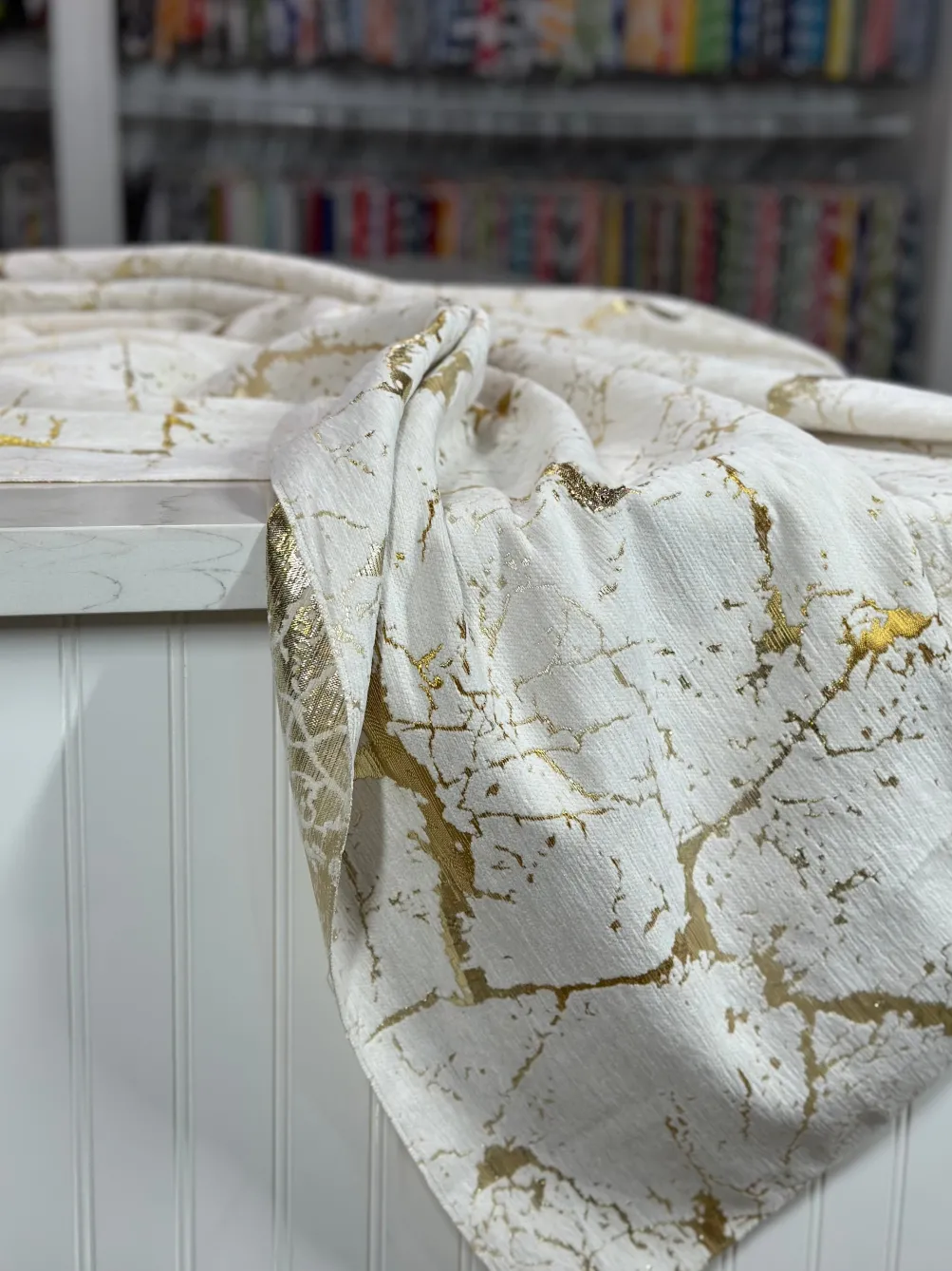 Marble Jacquard Table Linen in Gold