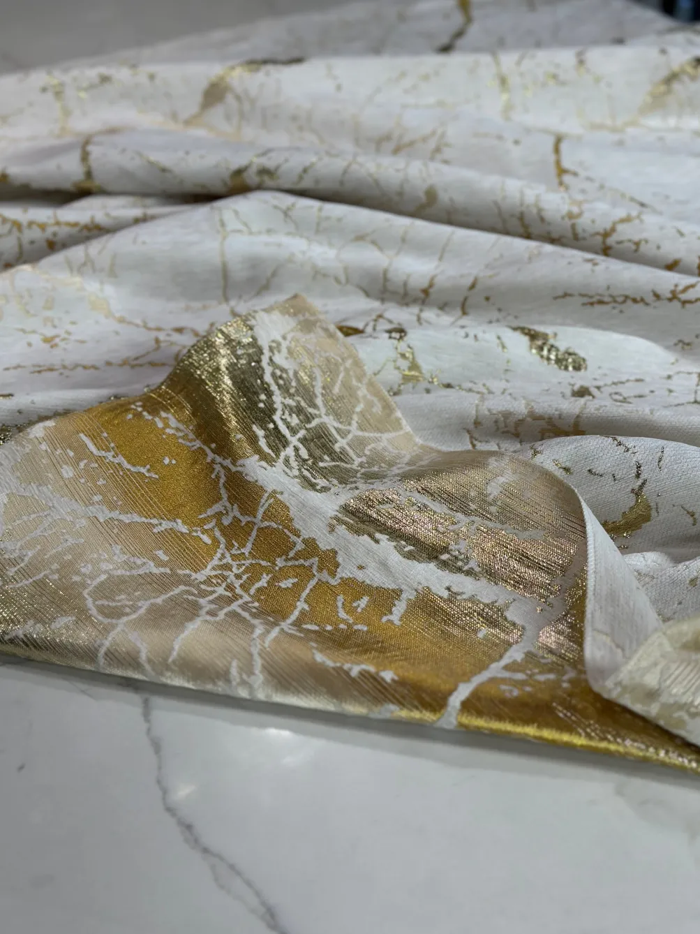 Marble Jacquard Table Linen in Gold