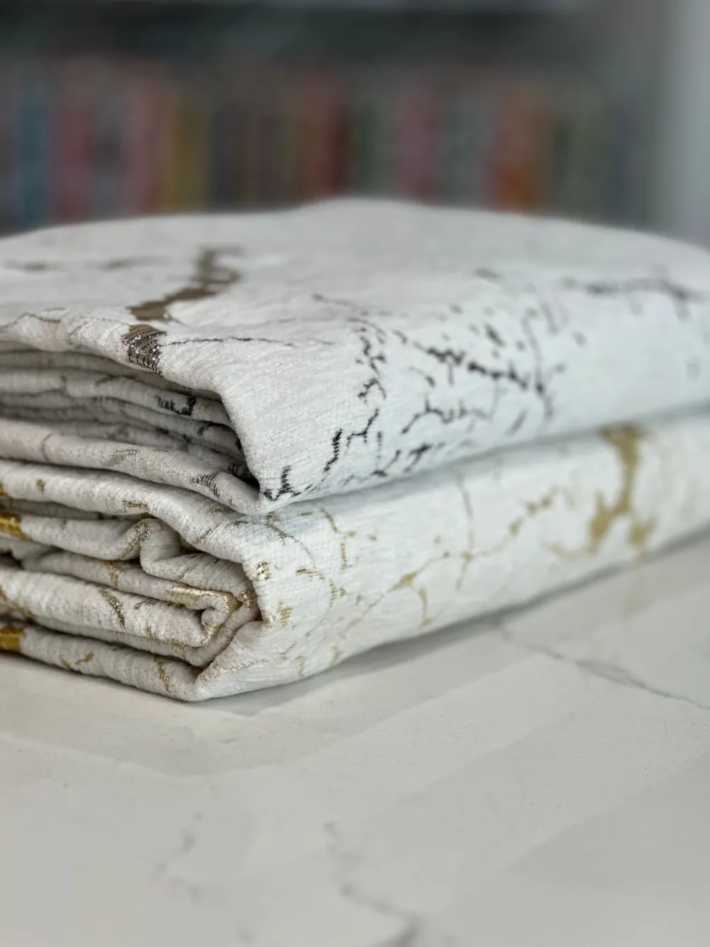Marble Jacquard Table Linen in Gold
