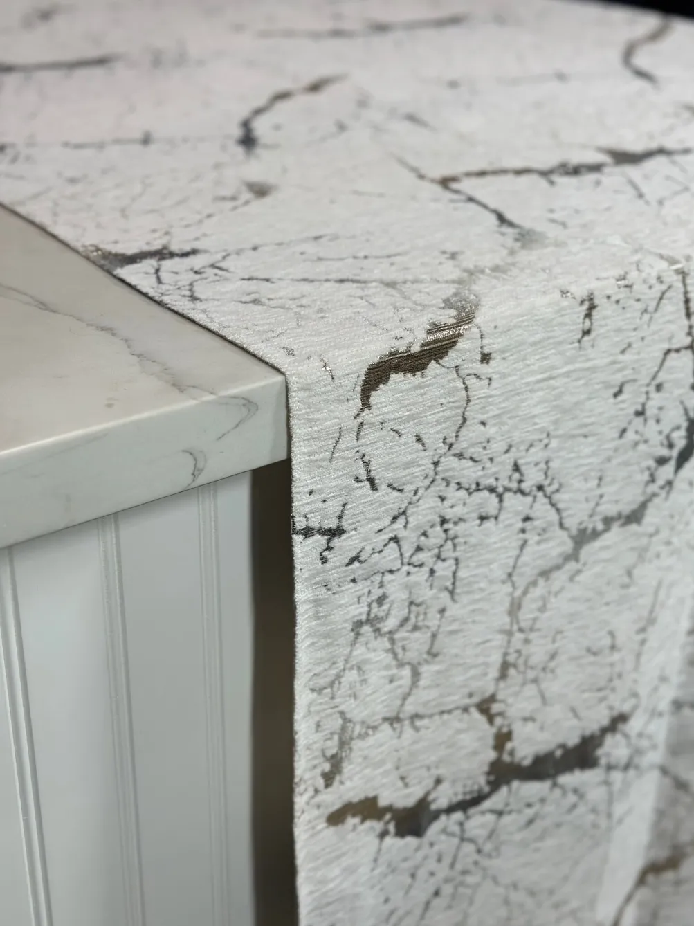 Marble Jacquard Table Linen in Silver