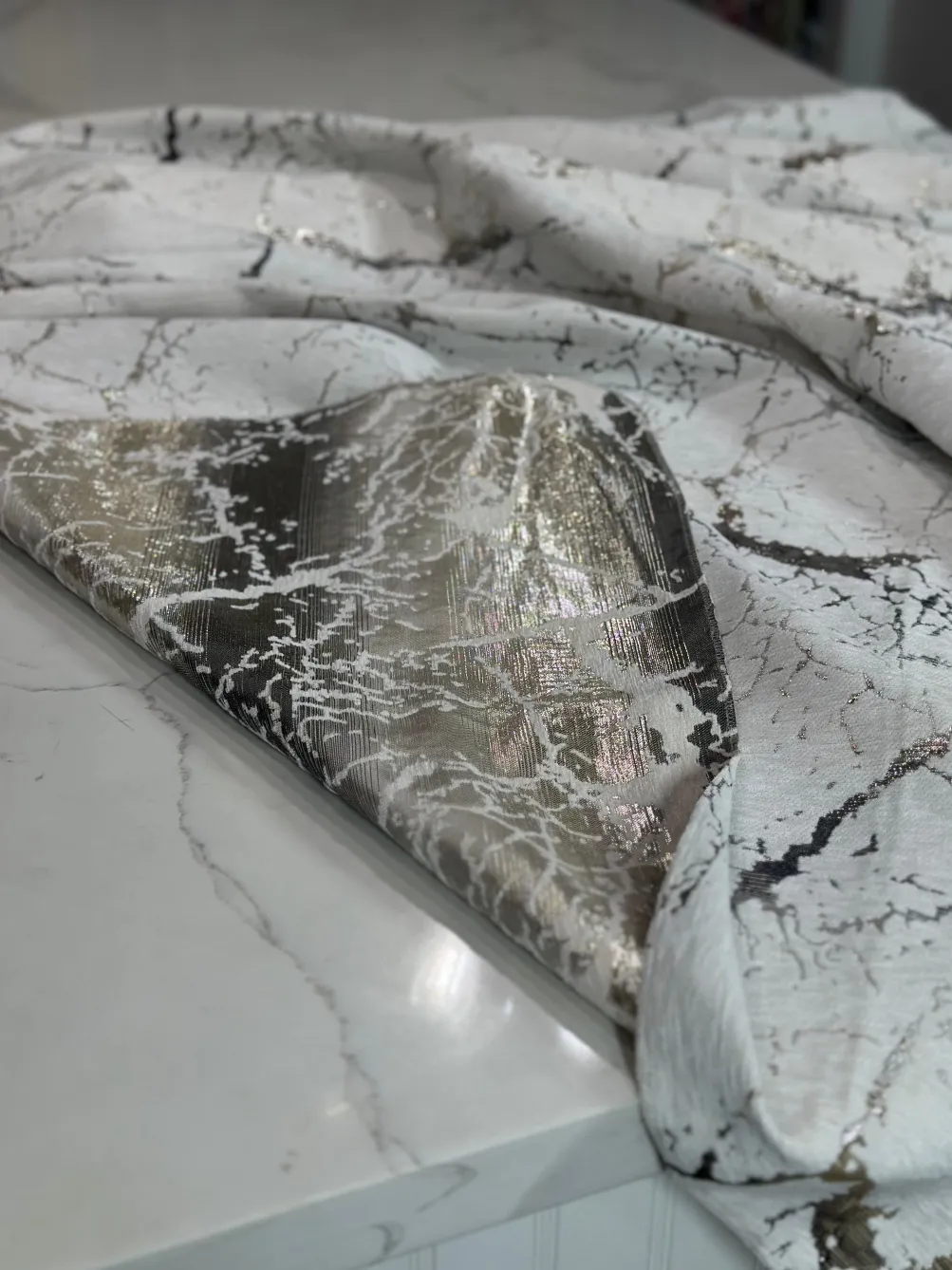 Marble Jacquard Table Linen in Silver