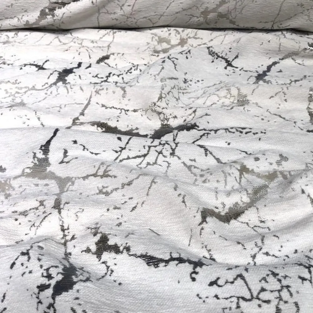 Marble Jacquard Table Linen in Silver