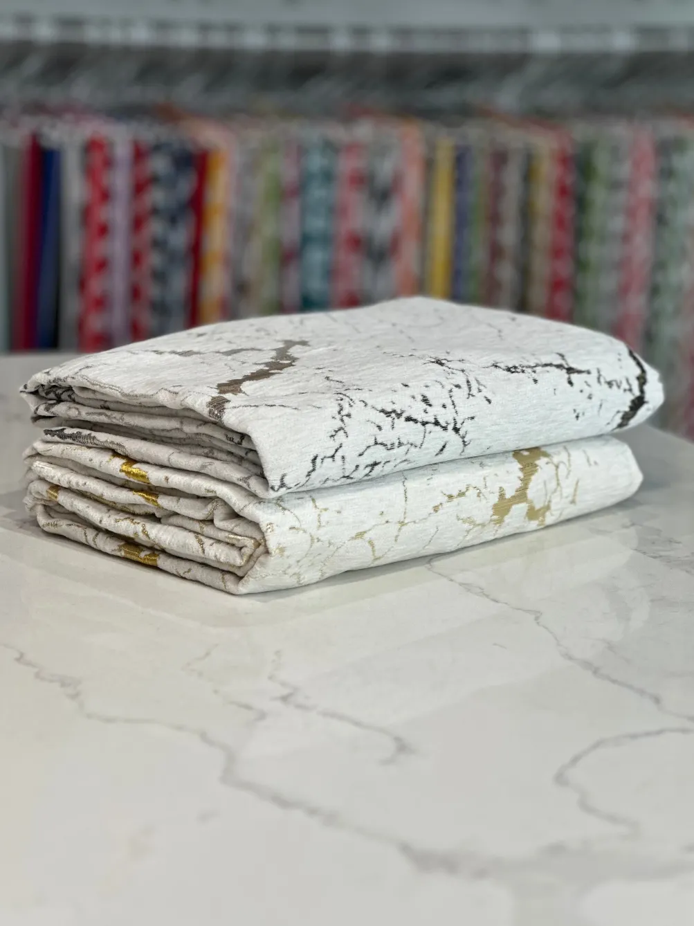 Marble Jacquard Table Linen in Silver