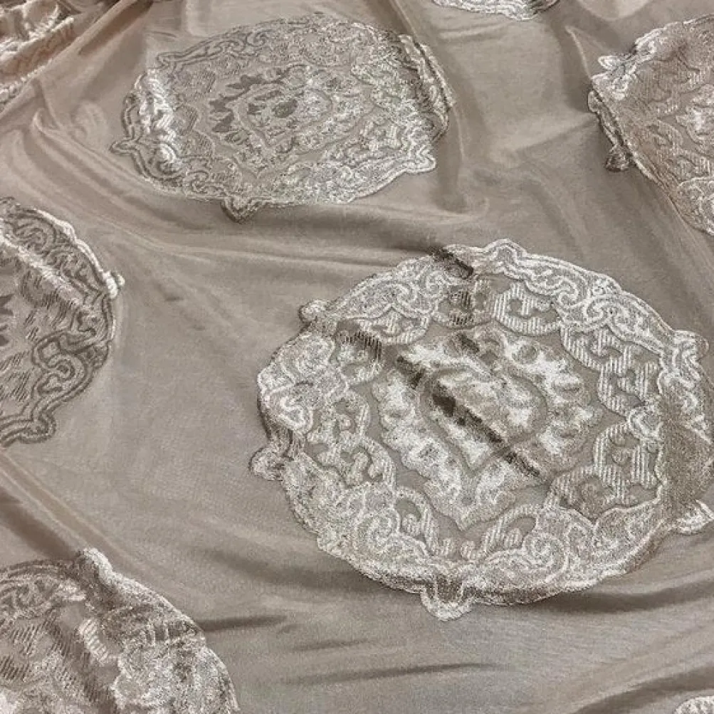 Medallion Jacquard Sheer Table Linen in Champagne