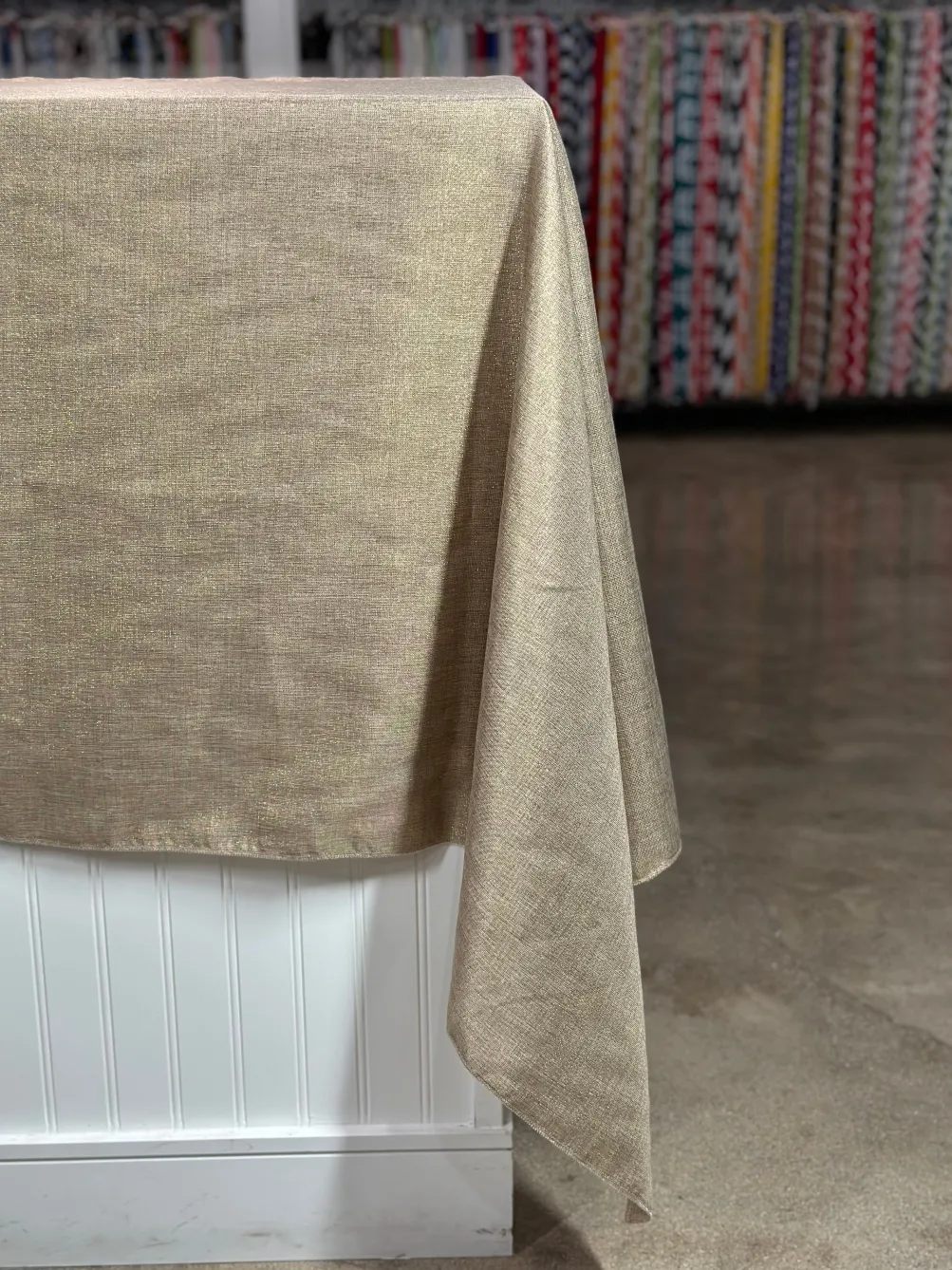 Metallic Burlap Table Linen in Champagne/Gold