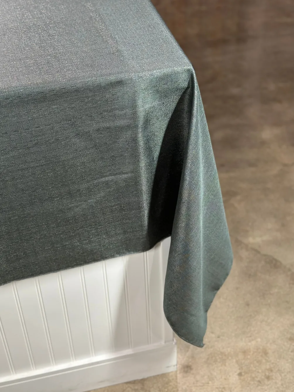Metallic Burlap Table Linen in Gray/Silver