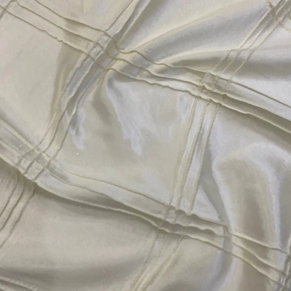 Triple Pleat Pintuck Table Runner in Ivory